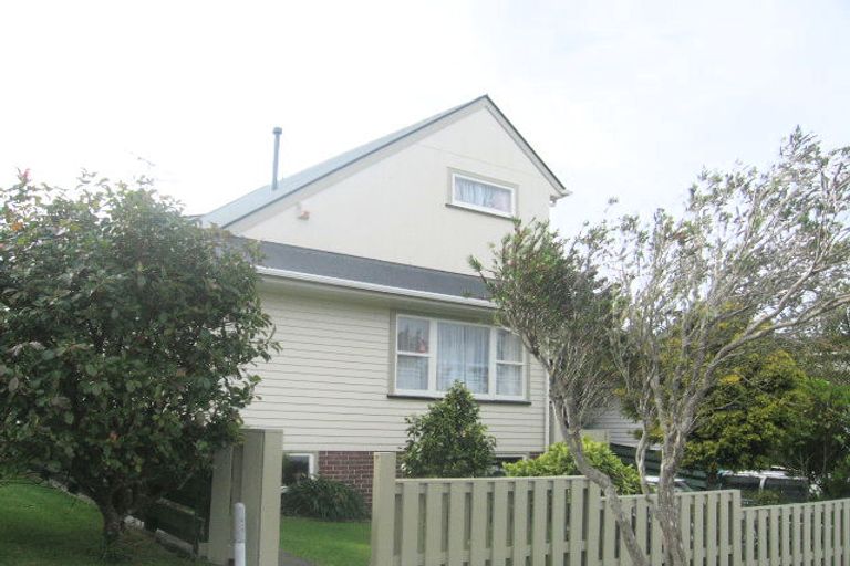 Photo of property in 60 Oakleigh Street, Maungaraki, Lower Hutt, 5010