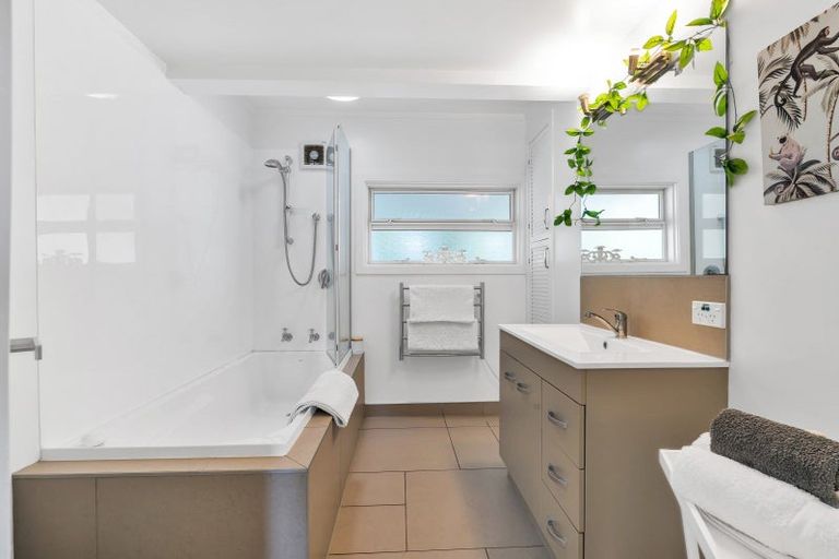 Photo of property in 217 Point View Drive, East Tamaki Heights, Auckland, 2016