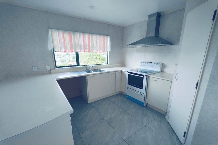 Photo of property in 2/22 Athena Drive, Totara Vale, Auckland, 0629