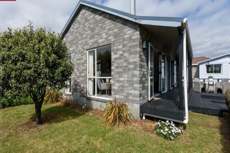 Photo of property in 32 Rutherford Drive, Waikanae Beach, Waikanae, 5036