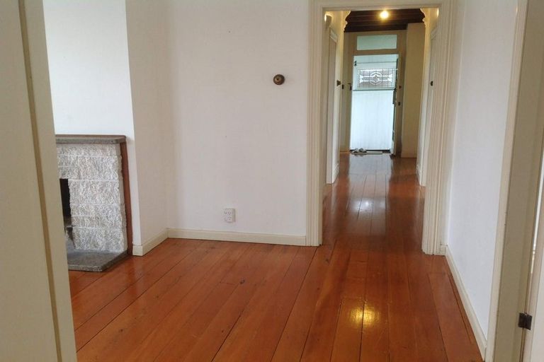 Photo of property in 4 Fairfax Avenue, Northcote, Auckland, 0627