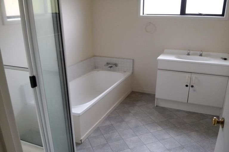 Photo of property in 4/41 Howard Road, Northcote, Auckland, 0627