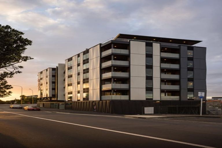 Photo of property in 86f Kervil Avenue, Te Atatu Peninsula, Auckland, 0610