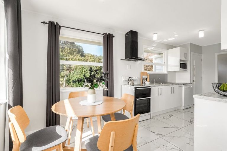 Photo of property in 18 Beazley Avenue, Paparangi, Wellington, 6037