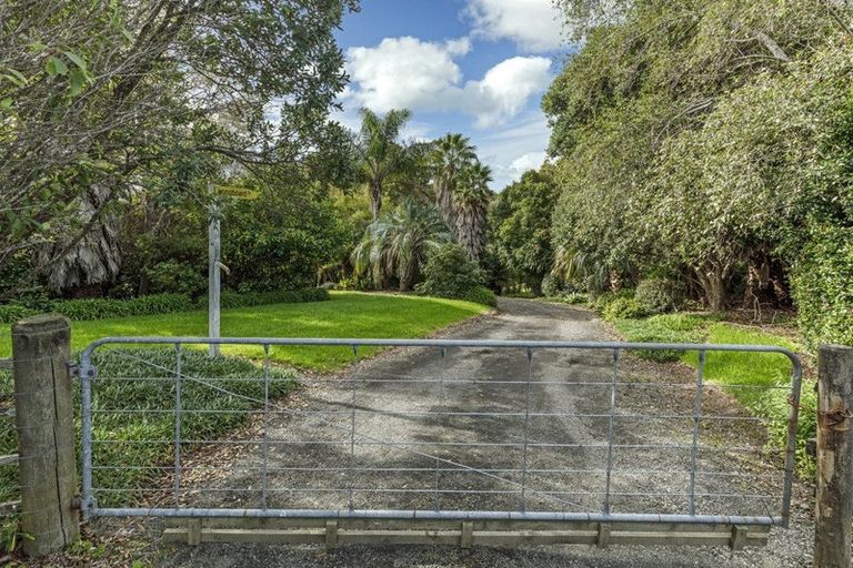 Photo of property in 100 Upper Orewa Road, Wainui, Silverdale, 0992