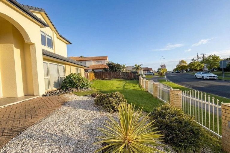 Photo of property in 2 Corta Bella Place, Golflands, Auckland, 2013