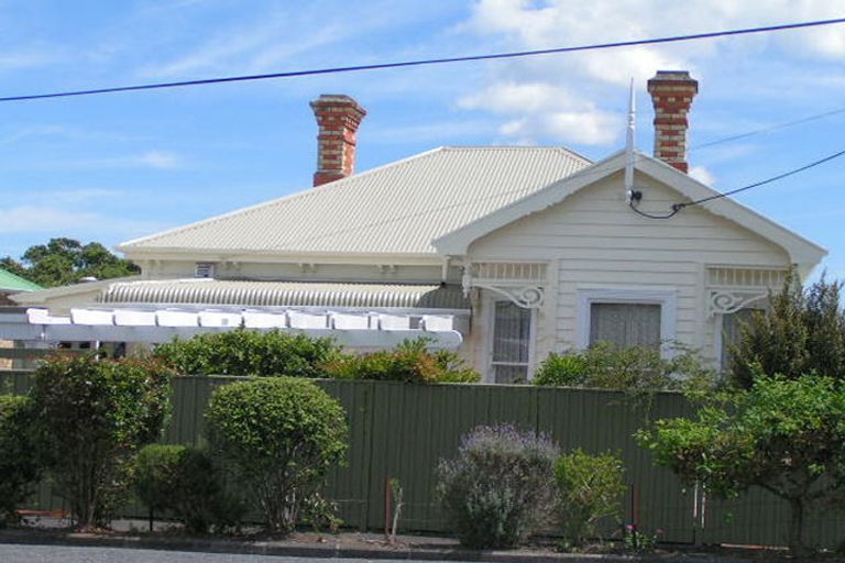 Photo of property in 28 Queen Street, Northcote Point, Auckland, 0627