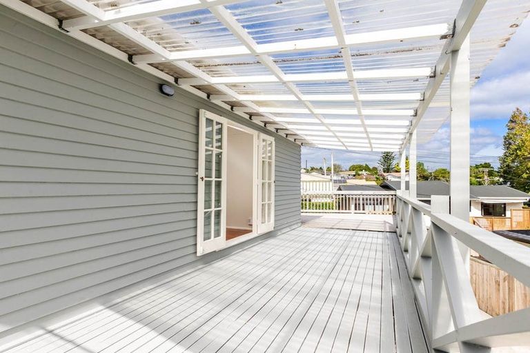 Photo of property in 15 Sunnyfield Crescent, Glenfield, Auckland, 0629