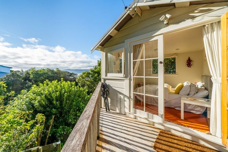 Photo of property in 46 Fortification Road, Karaka Bays, Wellington, 6022