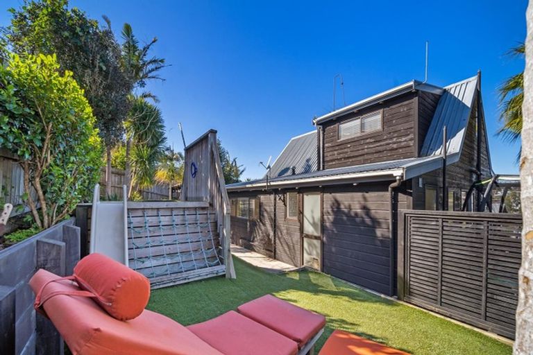 Photo of property in 2/31 Kiteroa Terrace, Rothesay Bay, Auckland, 0630