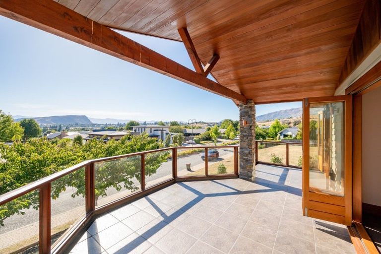 Photo of property in 32 Old Station Avenue, Wanaka, 9305