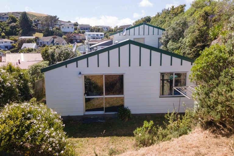 Photo of property in 40b Colchester Crescent, Newlands, Wellington, 6037