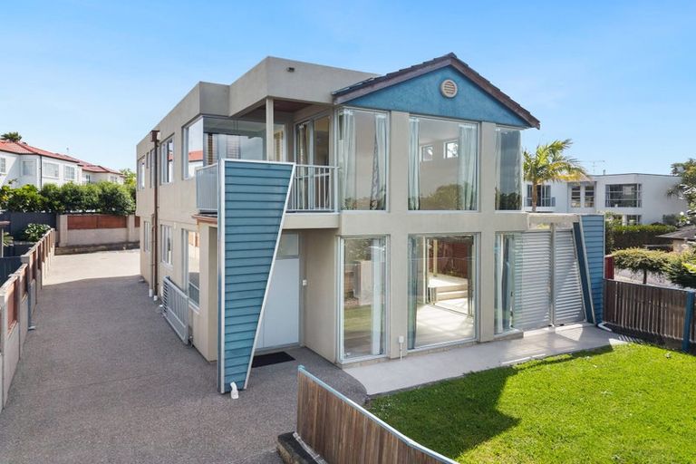 Photo of property in 10 Lupetti Rise, West Harbour, Auckland, 0618