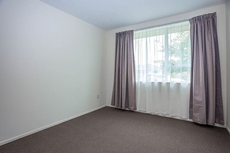 Photo of property in 28 Royal Park Drive, Parklands, Christchurch, 8083