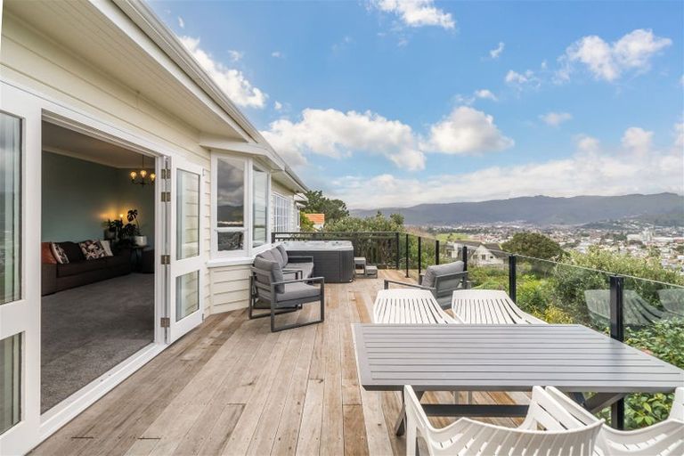 Photo of property in 6 Onehuka Road, Tirohanga, Lower Hutt, 5010