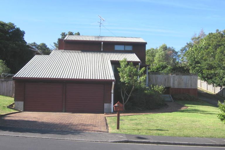 Photo of property in 13 Greenvalley Rise, Glenfield, Auckland, 0629