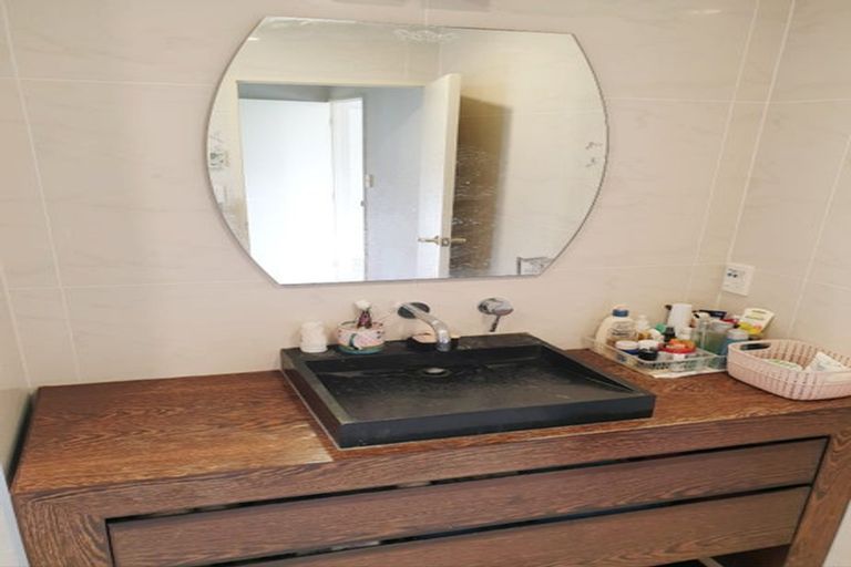 Photo of property in 15 Cayman Place, Unsworth Heights, Auckland, 0632