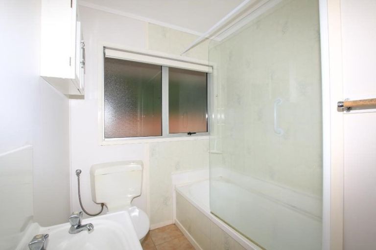 Photo of property in 1/17 Cresta Avenue, Beach Haven, Auckland, 0626