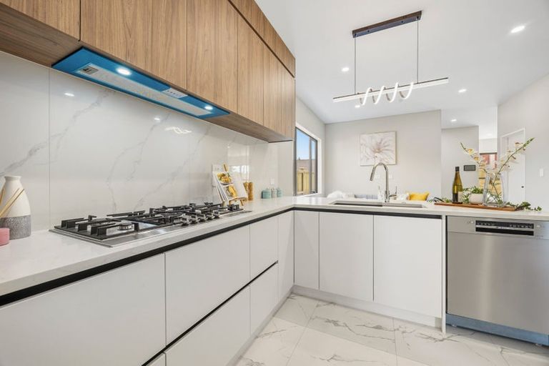 Photo of property in 60c Hutchinsons Road, Bucklands Beach, Auckland, 2014