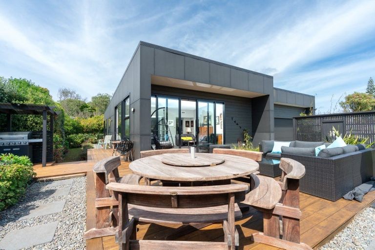 Photo of property in 6 Pukatea Close, Raumati Beach, Paraparaumu, 5032