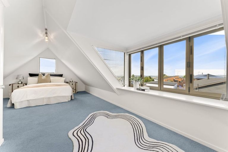 Photo of property in 152 Luckens Road, West Harbour, Auckland, 0618
