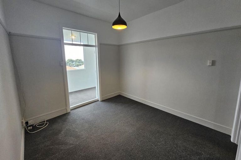 Photo of property in Devonport Apartments, 38/127 Saint Aubyn Street, New Plymouth, 4310