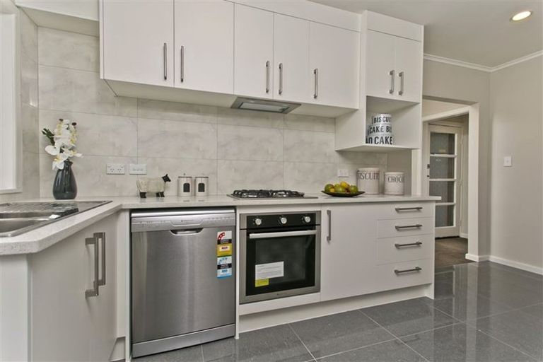 Photo of property in 24 Reid Road, New Lynn, Auckland, 0600