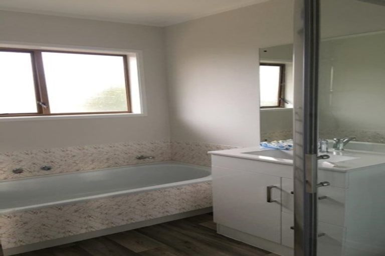 Photo of property in 6a Ballater Place, Highland Park, Auckland, 2010