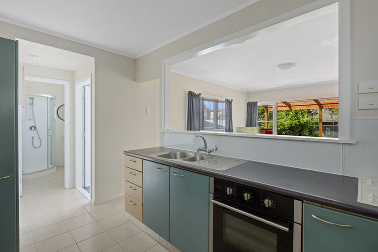 Photo of property in 102 Taikata Road, Te Atatu Peninsula, Auckland, 0610