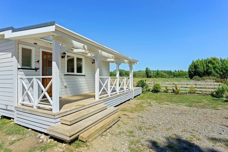 Photo of property in 103a Waikawa Beach Road, Manakau, Levin, 5573