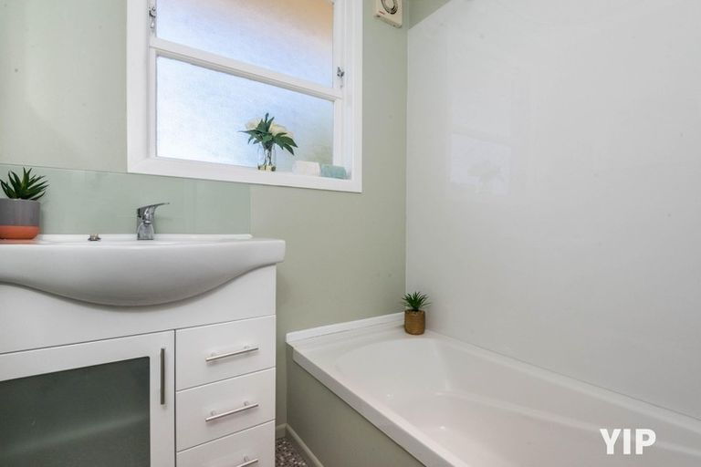 Photo of property in 18 Jane Grove, Paparangi, Wellington, 6037