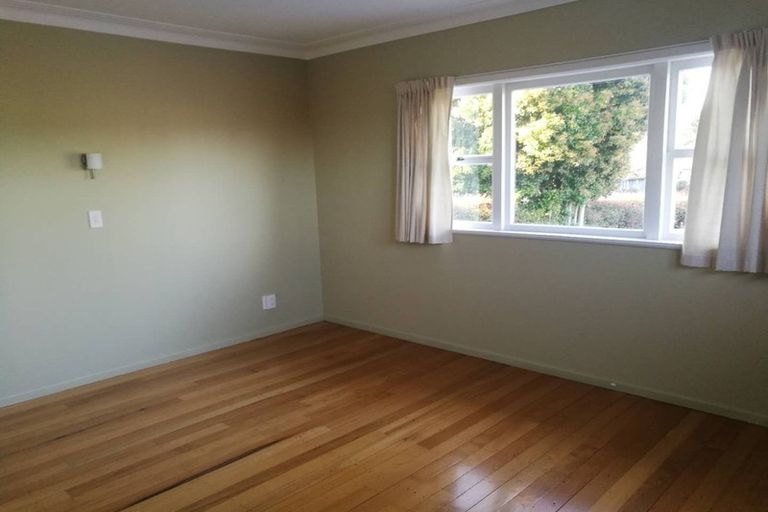 Photo of property in 48 Savoy Road, Glen Eden, Auckland, 0602