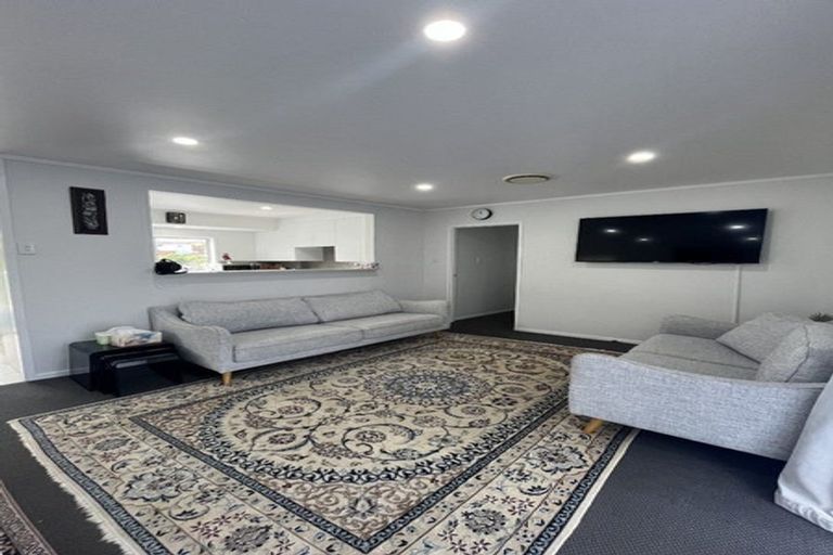 Photo of property in 27 Cedar Heights Avenue, Massey, Auckland, 0614