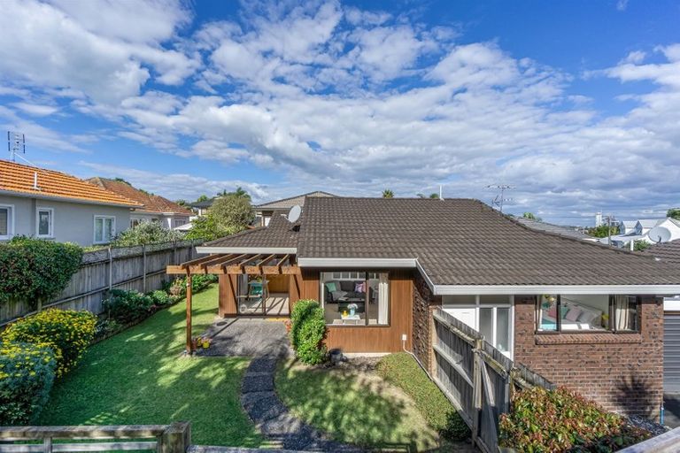 Photo of property in 2/10 Tobruk Crescent, Milford, Auckland, 0620