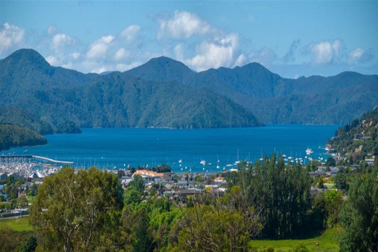 Photo of property in 4 Raukura Rise, Picton, 7220