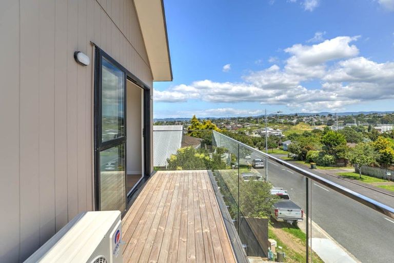 Photo of property in 35a Cedar Heights Avenue, Massey, Auckland, 0614