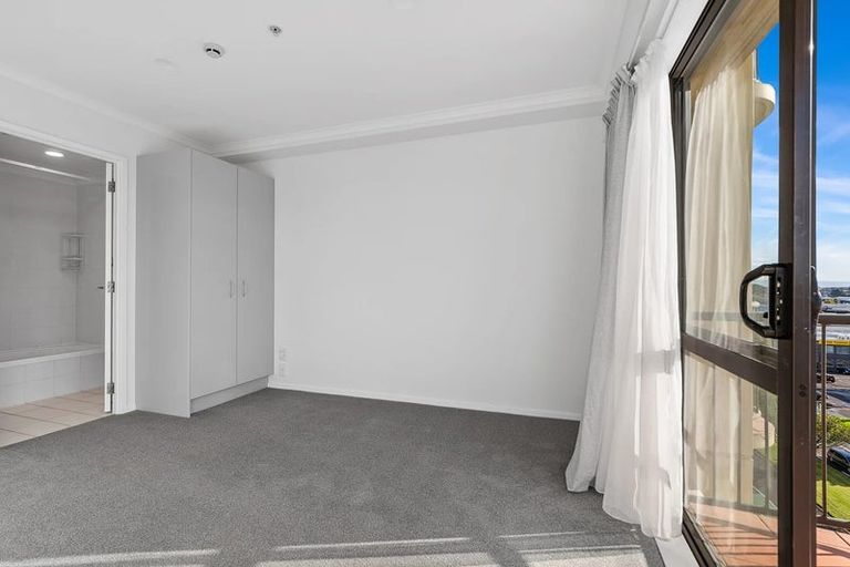 Photo of property in The Rennaissance, 5j/18 Ronwood Avenue, Manukau, Auckland, 2104