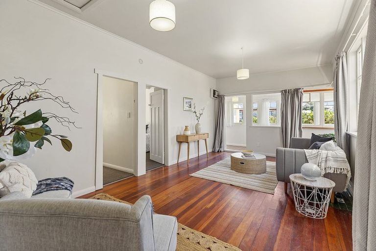 Photo of property in 137 Apu Crescent, Lyall Bay, Wellington, 6022