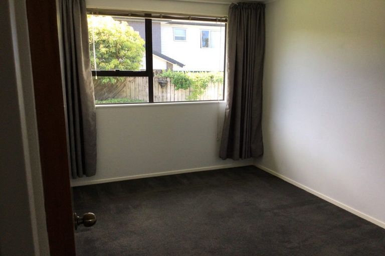 Photo of property in 1/7 Vardon Road, Green Bay, Auckland, 0604