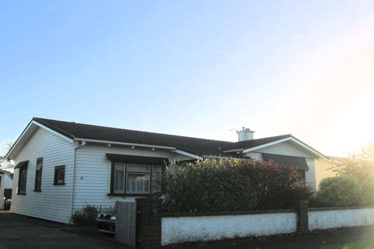 Photo of property in 18 Kowhai Avenue, Takaro, Palmerston North, 4410