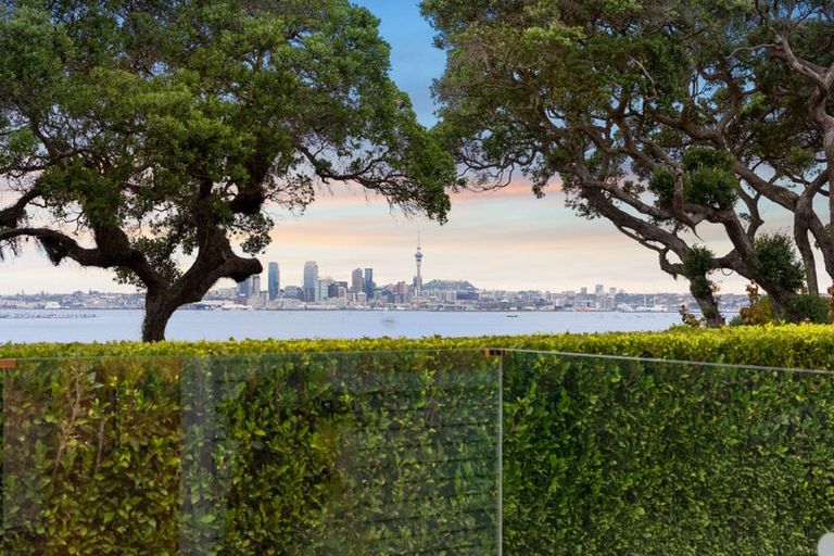 Photo of property in 21 Heath Avenue, Northcote, Auckland, 0627