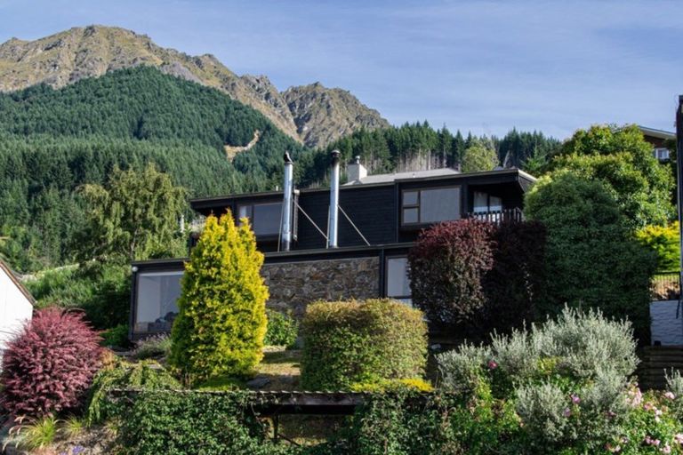 Photo of property in 7a Cameron Place, Fernhill, Queenstown, 9300