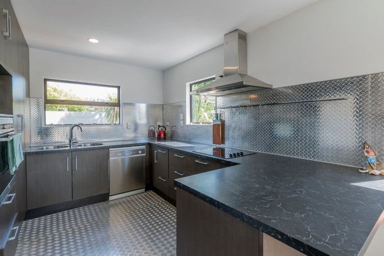 Photo of property in 6b Whitmore Grove, Waikanae Beach, Waikanae, 5036