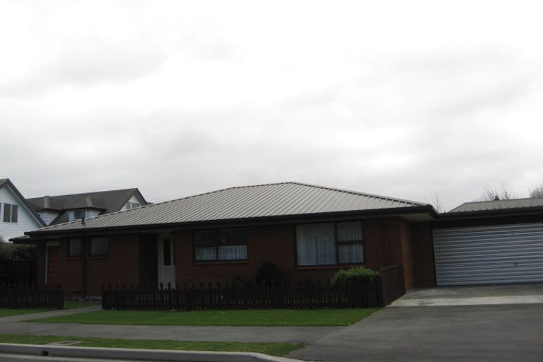 Photo of property in 2/2a Thorrington Road, Cashmere, Christchurch, 8022