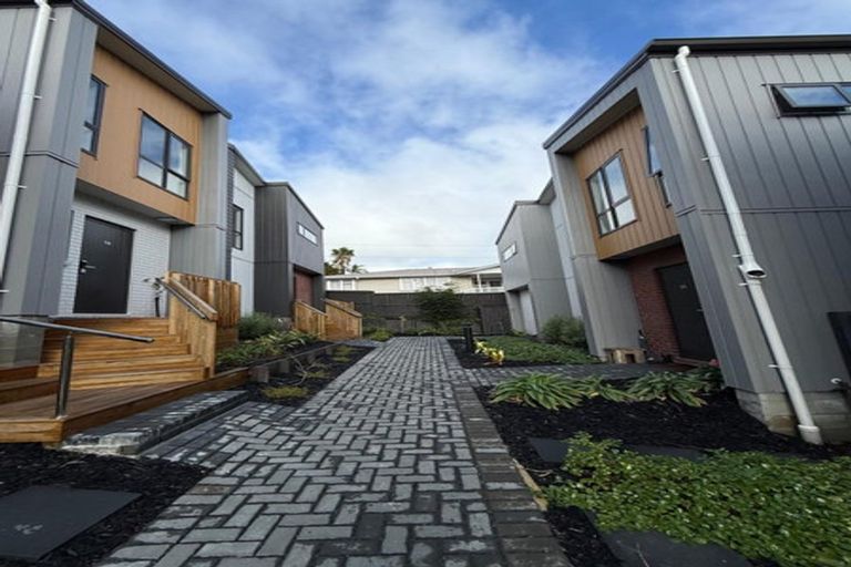 Photo of property in 16 Don Oliver Lane, Glen Eden, 0602