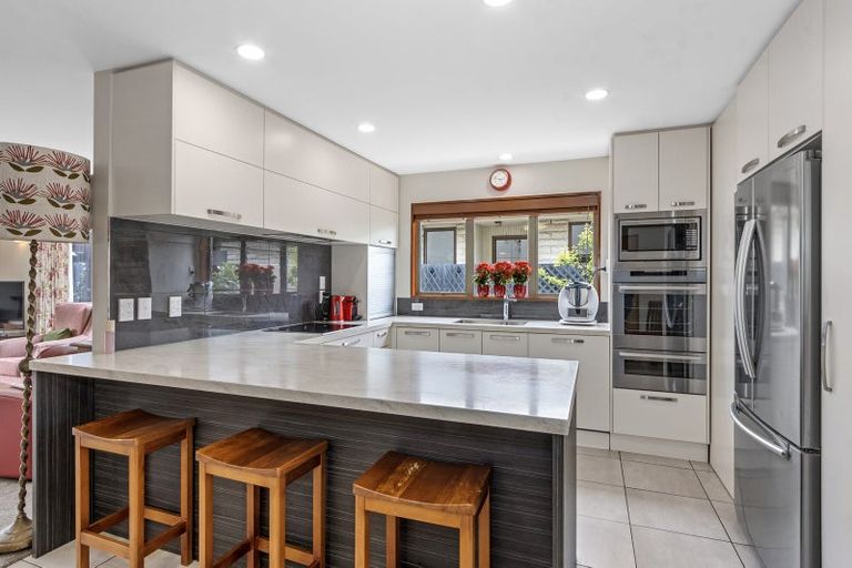 Photo of property in 33 Crofton Road, Harewood, Christchurch, 8051