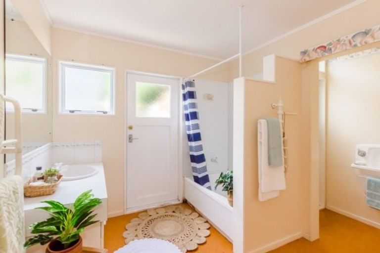 Photo of property in 18 Kohutuhutu Road, Raumati Beach, Paraparaumu, 5032