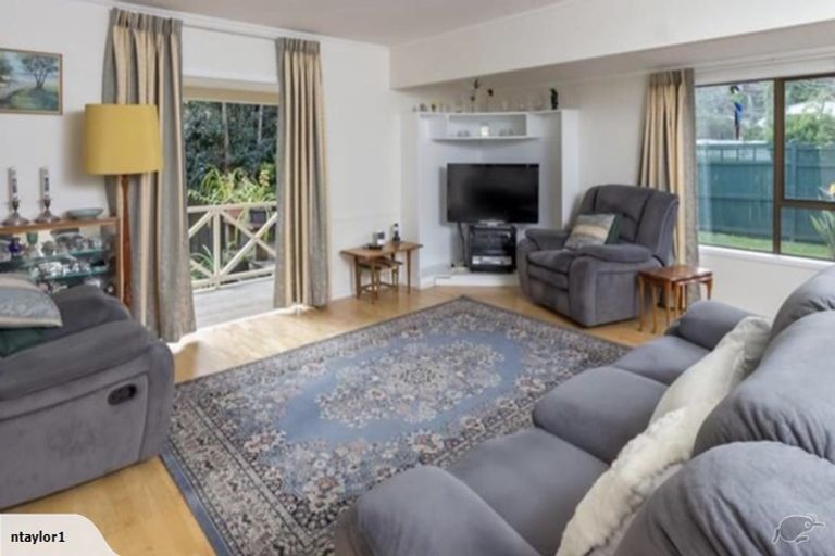 Photo of property in 6 Orinda Close, Botany Downs, Auckland, 2010