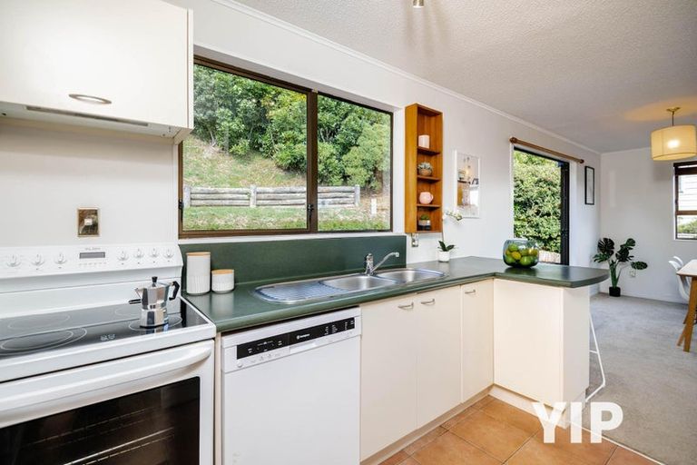 Photo of property in 44 Colchester Crescent, Newlands, Wellington, 6037