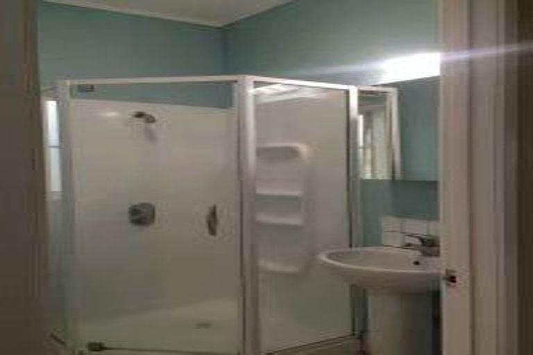 Photo of property in 2/56 Northcote Road, Northcote, Auckland, 0627